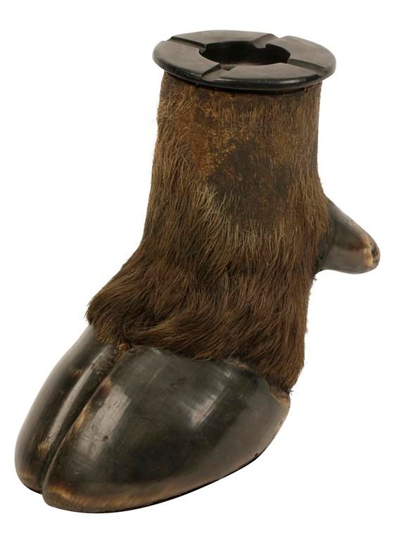 TAXIDERMY: AN EARLY 20TH CENTURY WILDEBEEST FOOT ASHTRAY