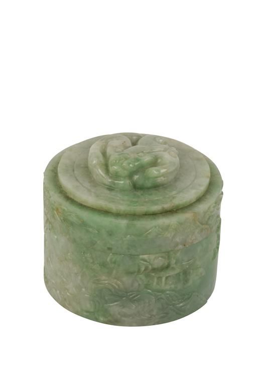 SMALL JADEITE COVERED BOX, LATE QING / REPUBLIC PERIOD