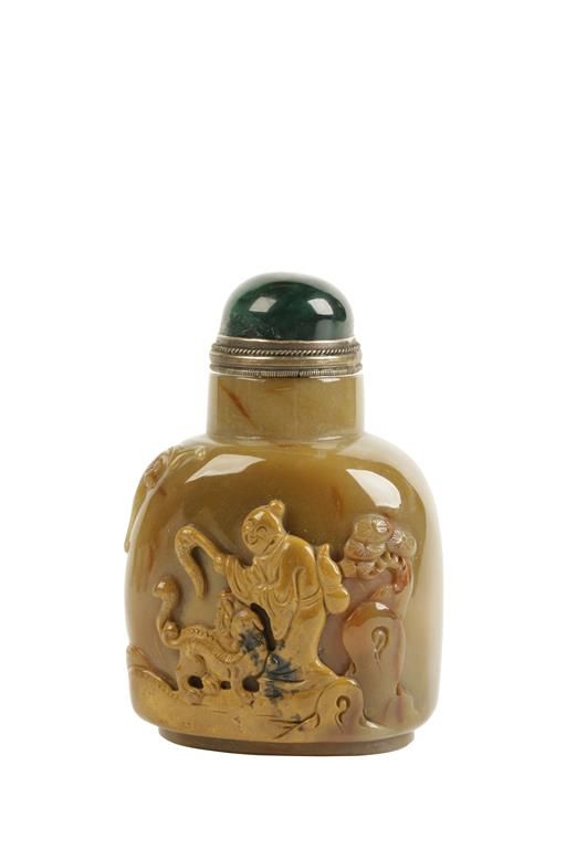 CARVED AGATE SNUFF BOTTLE, QING DYNASTY, 19TH CENTURY