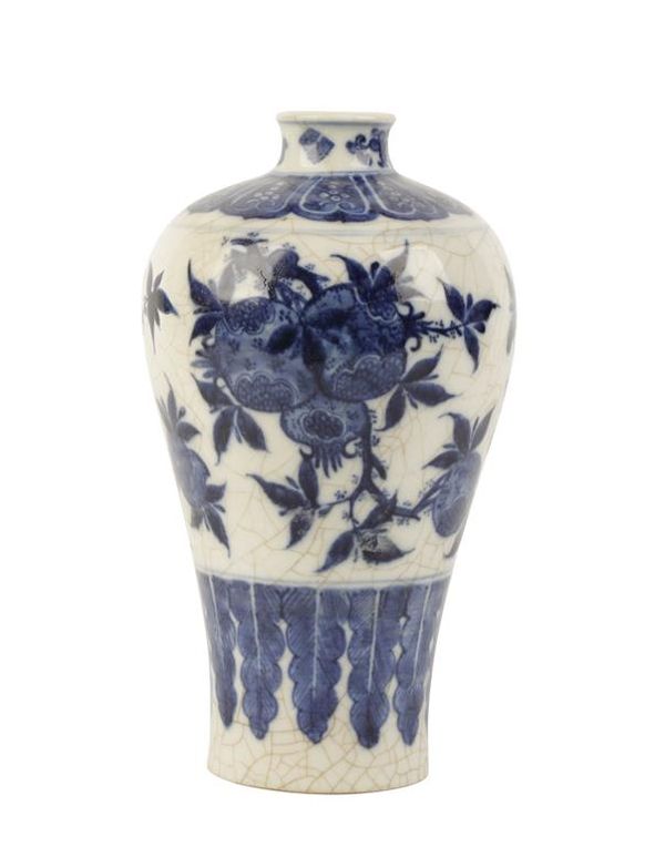 BLUE AND WHITE CRACKLE-GLAZE 'POMEGRANATE' MEIPING VASE, QING DYNASTY