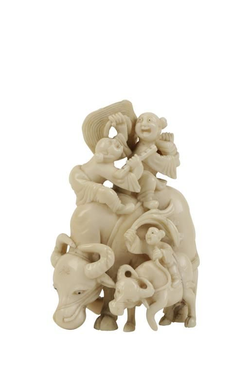 SMALL CARVED IVORY GROUP, QING DYNASTY, EARLY 19TH CENTURY