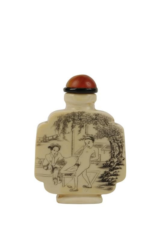 SMALL 'EROTIC' IVORY SNUFF BOTTLE, QING DYNASTY / REPUBLIC PERIOD
