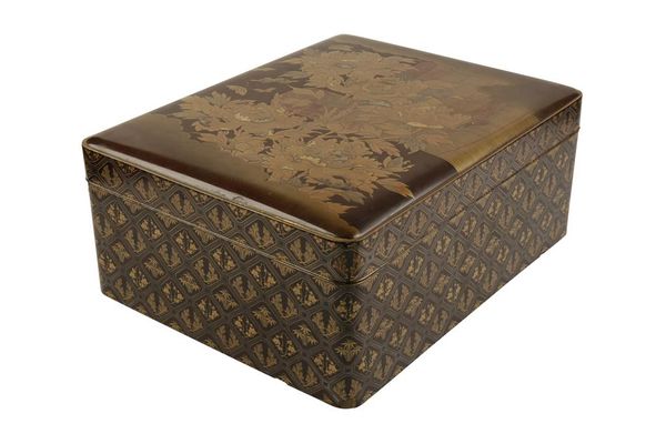 LARGE LACQUER BOX, MEIJI PERIOD (1868-1912)