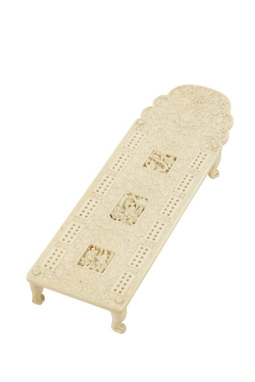 CANTON CARVED IVORY CRIBBAGE BOARD, QING DYNASTY, 19TH CENTURY