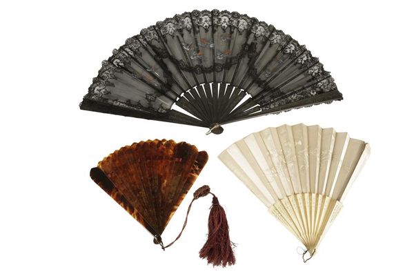 A VICTORIAN TORTOISESHELL FAN