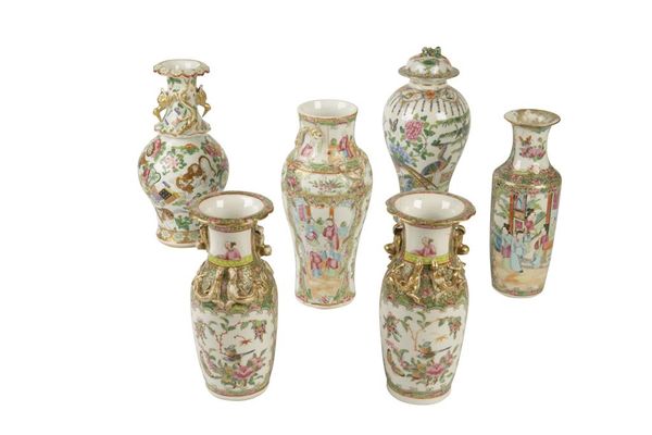 PAIR OF CANTON FAMILLE ROSE VASES, LATE QING DYNASTY