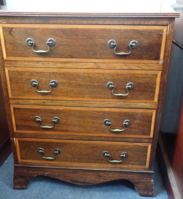 A SMALL REPRODUCTION MAHOGANY CHEST OF DRAWERS