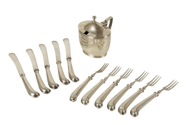 COLLECTION OF VICTORIAN SILVER PISTOL-HANDLED DESSERT EATERS