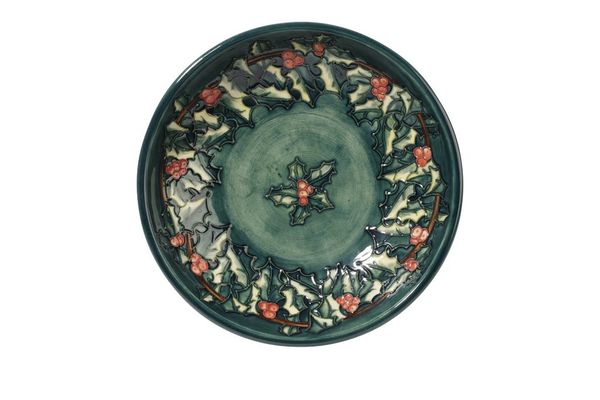 MOORCROFT: A "HOLLY BOWL" FOOT BOWL