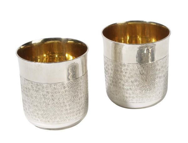 ROGER JOHN SQUIRES: A PAIR OF CONTEMPORARY SILVER BEAKERS