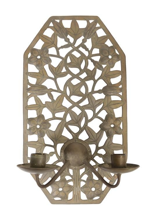 IN THE MANNER OF ERNEST GIMSON: AN ARTS AND CRAFTS BRASS WALL SCONCE