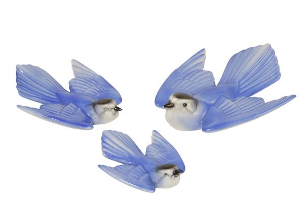 POOLE POTTERY: A SET OF THREE GRADUATED "BLUE BIRDS"