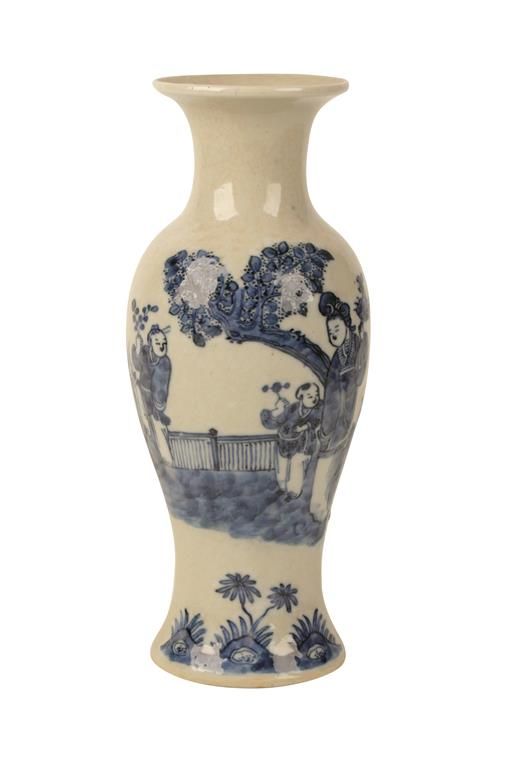 CHINESE BLUE AND WHITE VASE, QING DYNASTY, 19TH/20th CENTURY