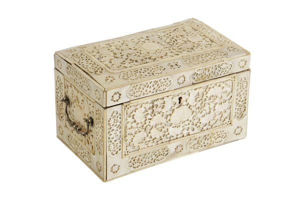 CHINESE EXPORT MOTHER OF PEARL TEA CADDY, QING DYNASTY, 19TH CENTURY