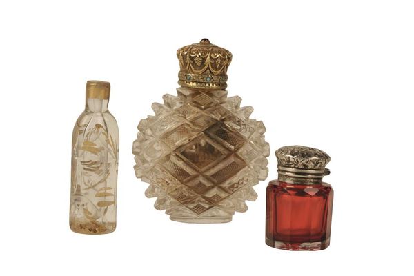 VICTORIAN CUT-GLASS SCENT BOTTLE with engraved crown form gilt top et with semi-