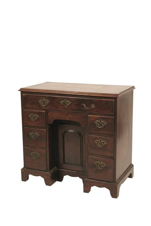 EARLY GEORGE III MAHOGANY KNEEHOLE DESK