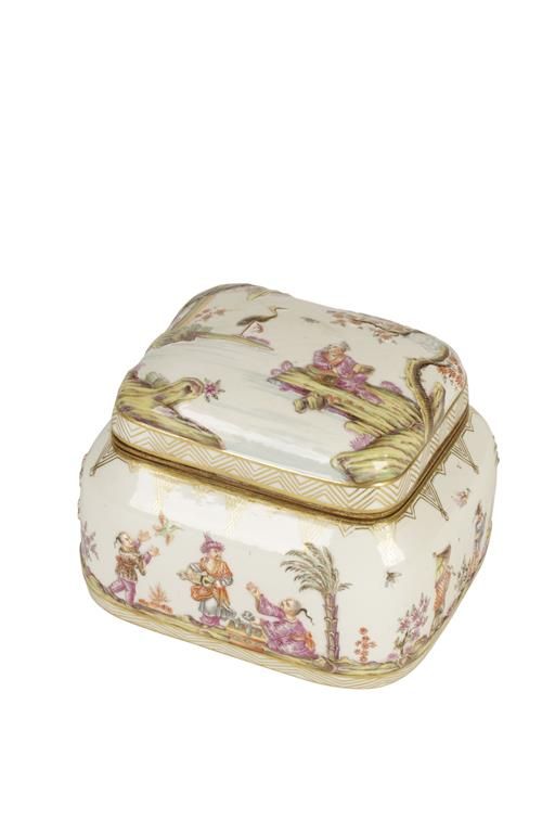 DRESDEN STYLE CHINOISERIE RECTANGULAR CASKET AND COVER