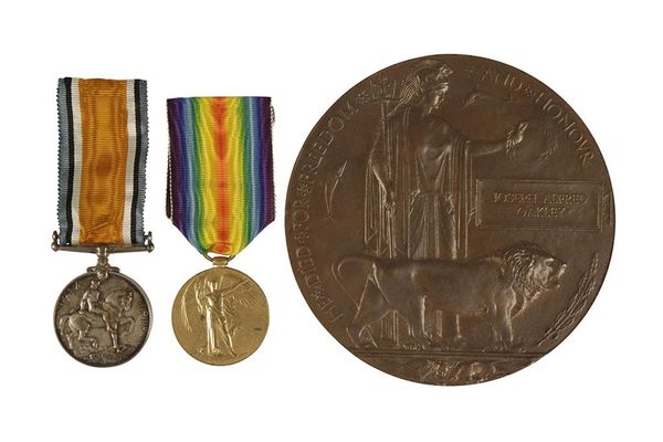 GREAT WAR CASUALTY PAIR AND PLAQUE