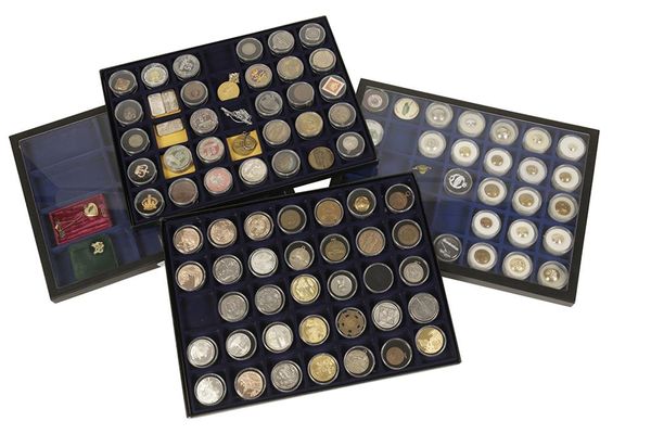 ASSORTED COMMEMORATIVE COINS, BADGE AND BUTTONS