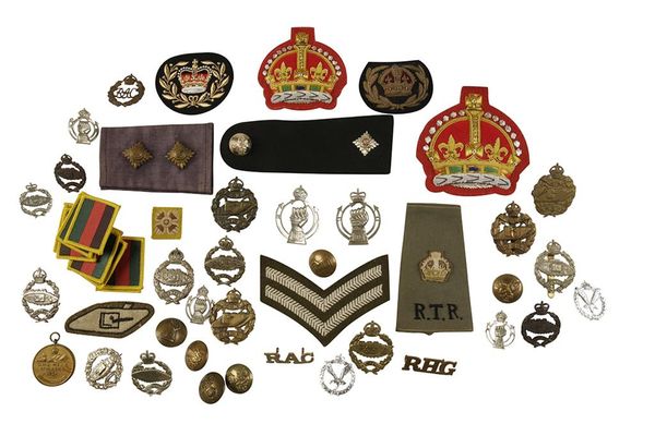 LOT OF BRITISH MILITARY INSIGNIA FROM GREAT WAR TO PRESENT