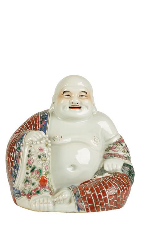 FAMILLE ROSE LAUGHING BUDDHA, LATE QING / EARLY REPUBLIC PERIOD