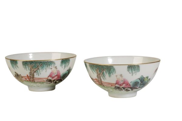 PAIR OF SMALL FAMILLE ROSE BOWLS, 20TH CENTURY