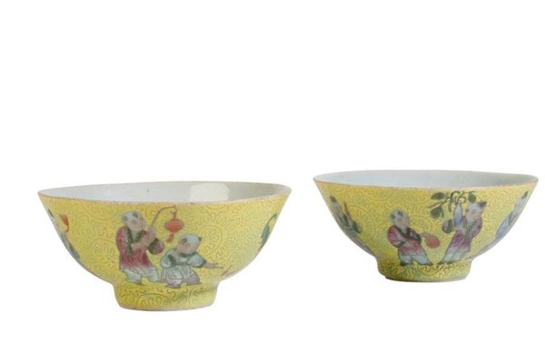 PAIR OF YELLOW-GROUND FAMILLE-ROSE BOWLS, QING DYNASTY, 19TH CENTURY