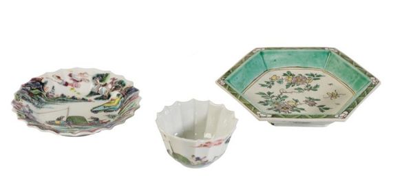 SMALL CHRYSANTHEMUM-FORM FAMILLE-VERTE TEA BOWL AND SAUCER, QING DYNASTY, 18TH CENTURY