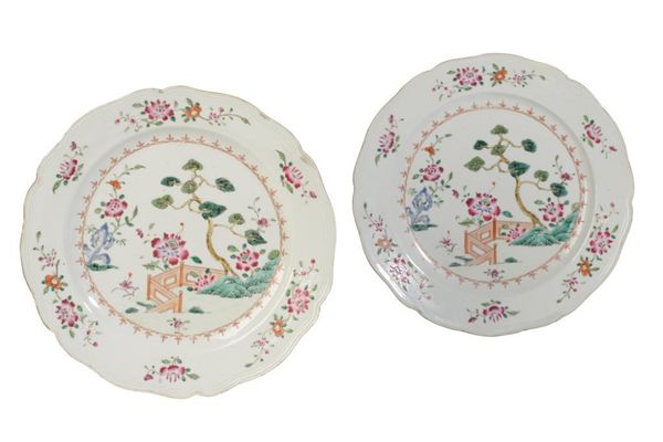 PAIR OF FAMILLE-ROSE EXPORT DISHES, QIANLONG PERIOD