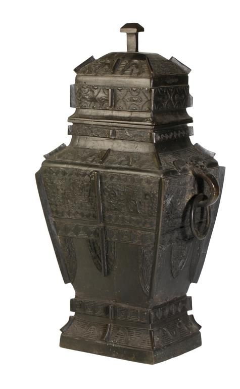 ARCHAIC STYLE BRONZE COVERED RITUAL VESSEL, LATE QING DYNASTY / EARLY REPUBLIC