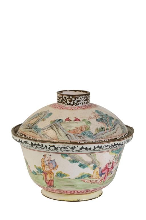 CANTON ENAMEL FAMILLE-ROSE COVERED BOWL, QING DYNASTY, 19TH CENTURY