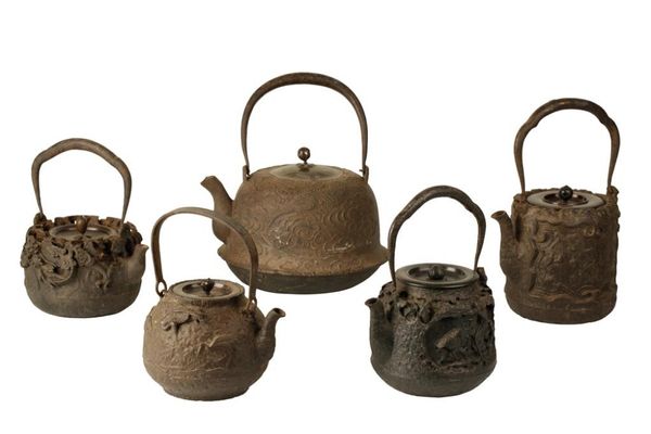 FIVE ASSORTED JAPANESE IRON KETTLES (TETSUBIN), EDO / MEIJI PERIOD