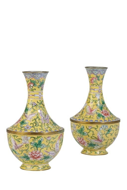 PAIR OF FAMILLE ROSE ENAMEL VASES, LATE QING / REPUBLIC PERIOD