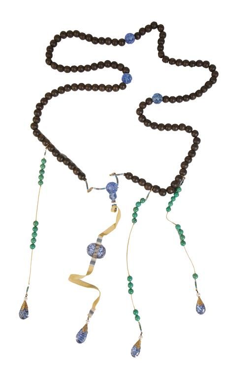 SANDALWOOD, GREEN HARDSTONE AND QUARTZ CEREMONIAL COURT NECKLACE