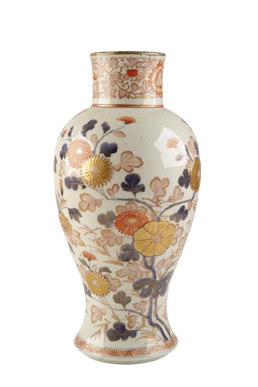 LARGE JAPANESE IMARI RETICULATED VASE, EDO PERIOD