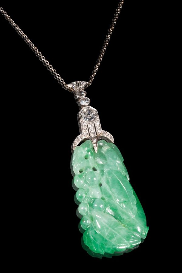 JADE AND DIAMOND PENDANT NECKLACE