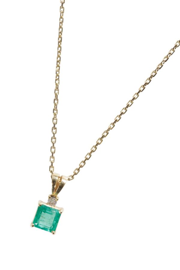 EMERALD AND DIAMOND PENDANT NECKLACE