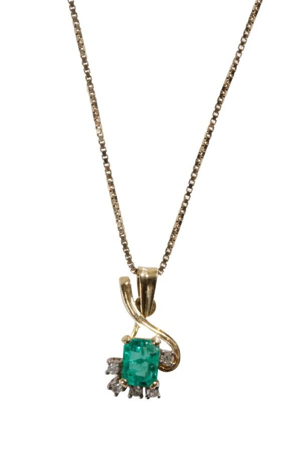 EMERALD & DIAMOND PENDANT NECKLACE