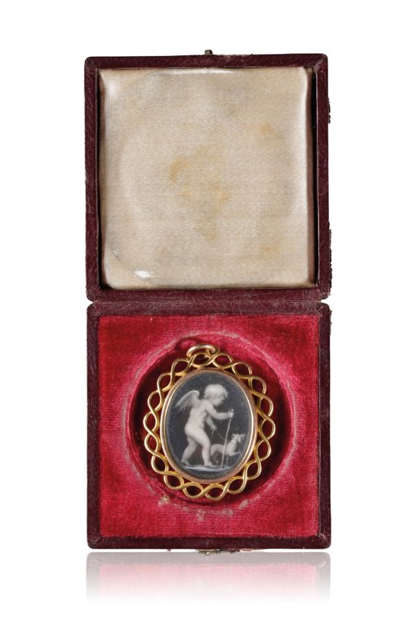 A 10CT YELLOW GOLD CAMEO PENDANT