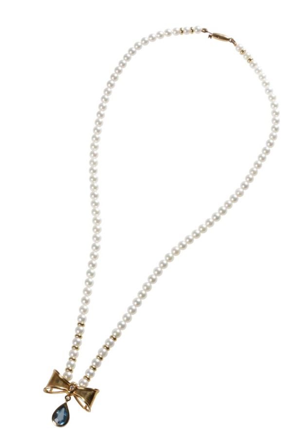 CULTURED PEARL AND YELLOW GOLD PENDANT NECKLACE