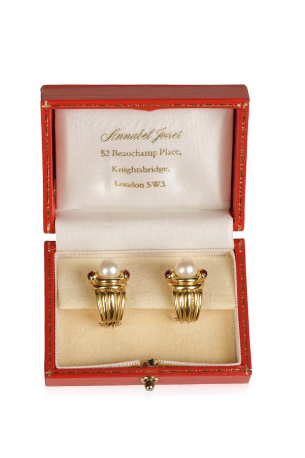 ANNABEL JONES A PAIR OF GOLD, CULTURED PEARL AND RUBY EAR CLIPS