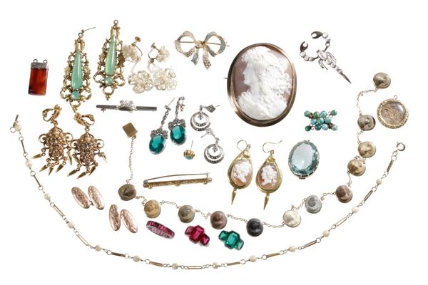 COLLECTION OF JEWELLERY