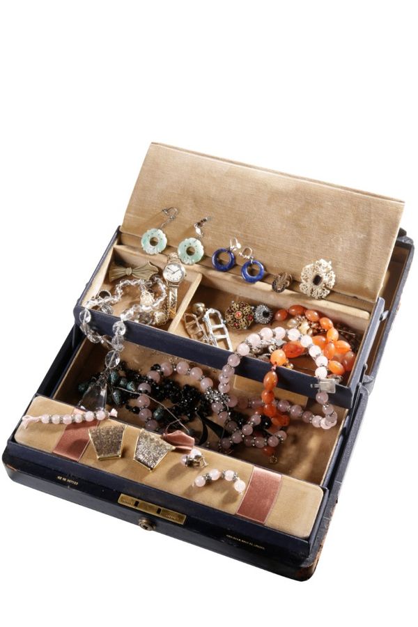 COLLECTION OF JEWELLERY IN A "BOND STREET LONDON" JEWELLERY CASE