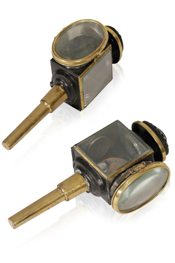 PAIR OF VINTAGE BRASS AND COPPER-LINED CARRIAGE LAMPS