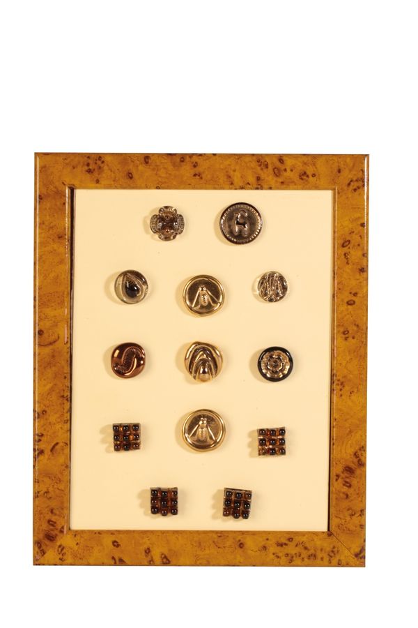 A COLLECTION OF GLASS BUTTONS