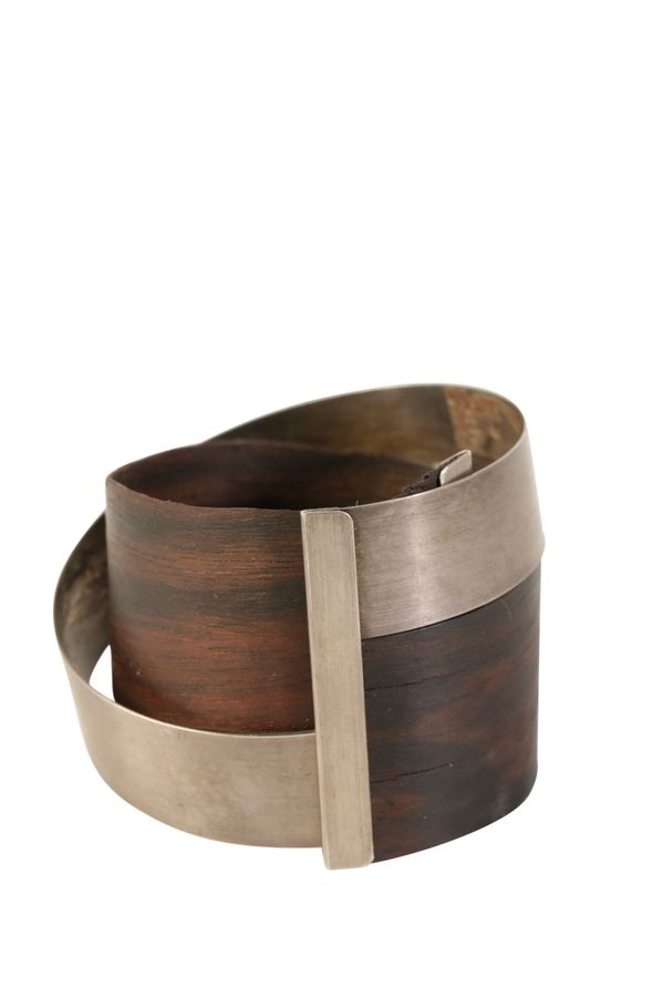 •RADEK SZWED (RADOSLAW SZWED) : A CONTEMPORARY SILVER AND ROSEWOOD BANGLE