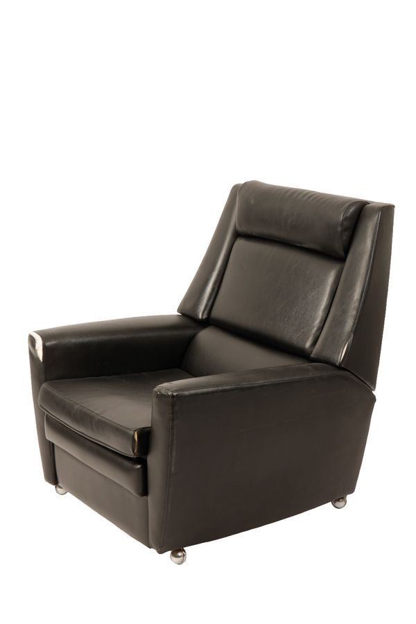 PARKER KNOLL: A BLACK LEATHERETTE EASY CHAIR