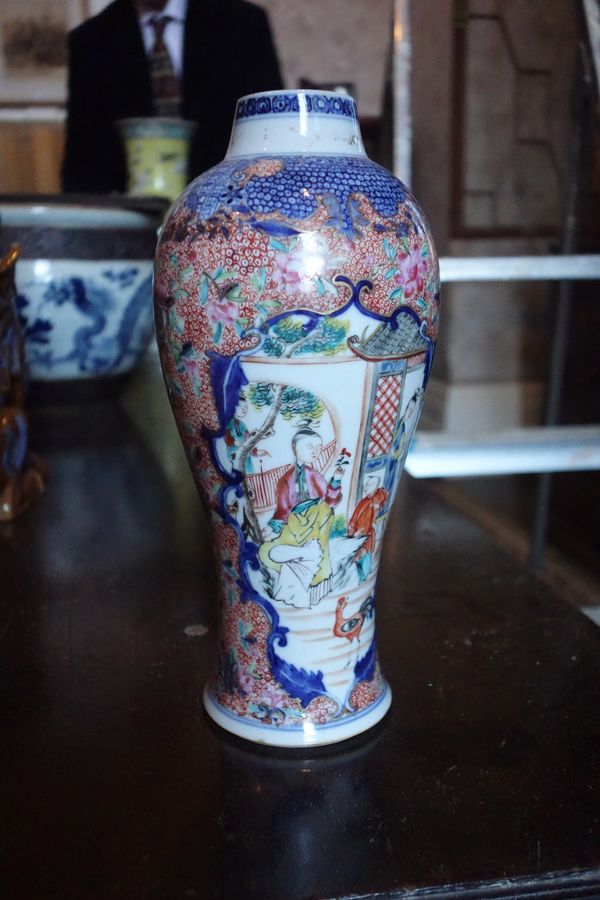 A PAIR OF CHINESE EXPORT VASES