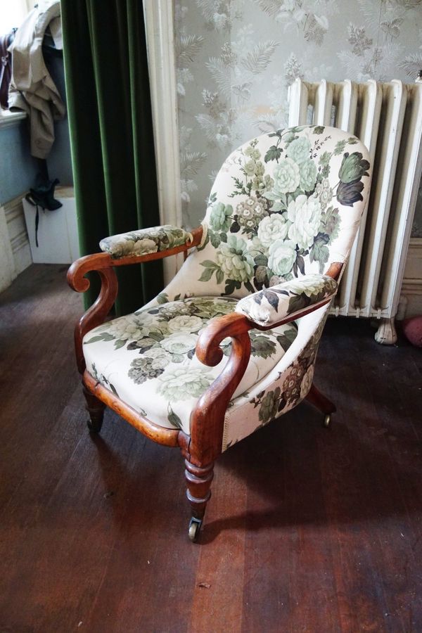 AN EARLY VICTORIAN MAHOGANY SPOONBACK ARMCHAIR