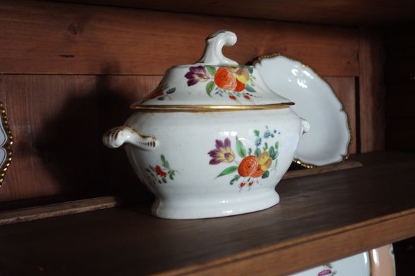 A PAIR OF BLOOR DERBY STYLE SAUCE TUREENS AND COVERS